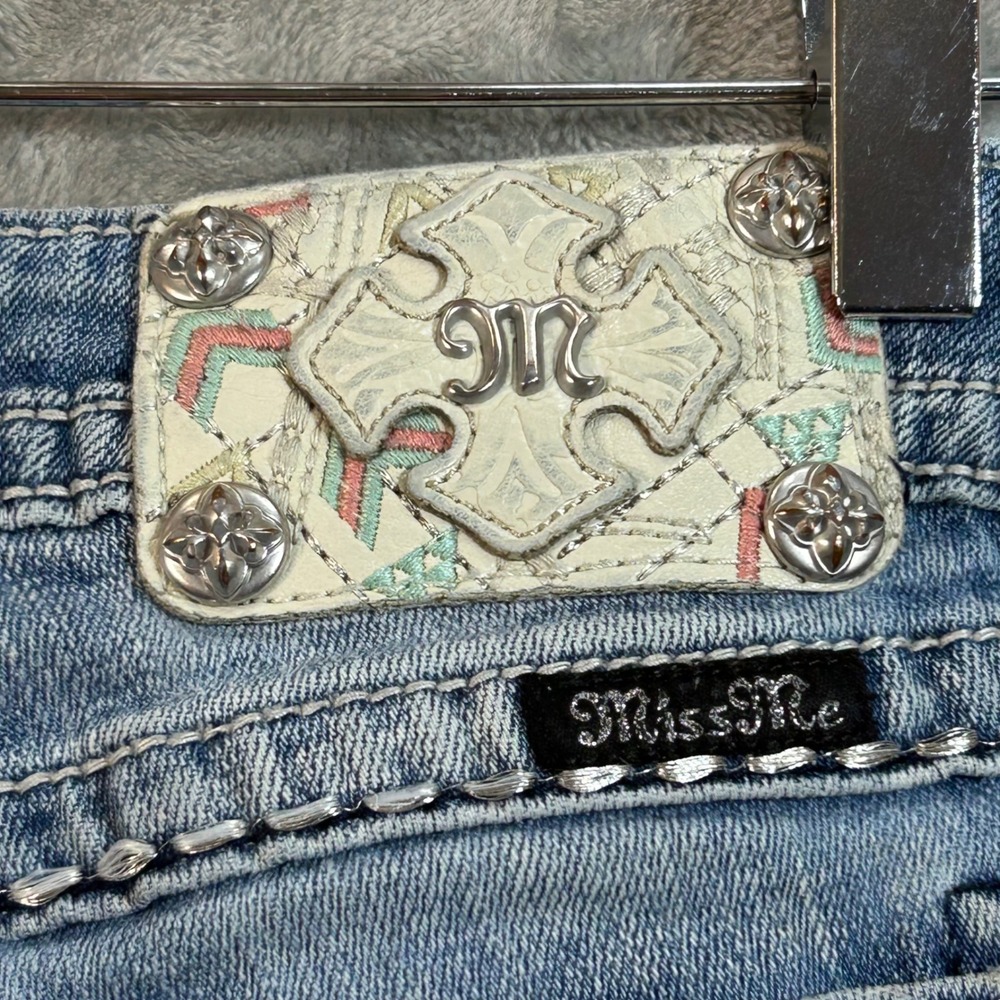 Miss Me Signature Cropped Capri Jean 29 Light Wash Embroider Sequin JE8131C Read - Picture 10 of 15